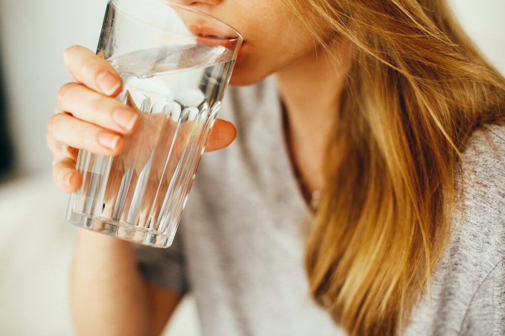 Beba agua para aumentar el suministro de leche materna de forma natural