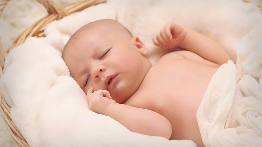 Baby-Schlaf-auf-weiß-Baumwolle-Moses-Korb-Stubenwagen