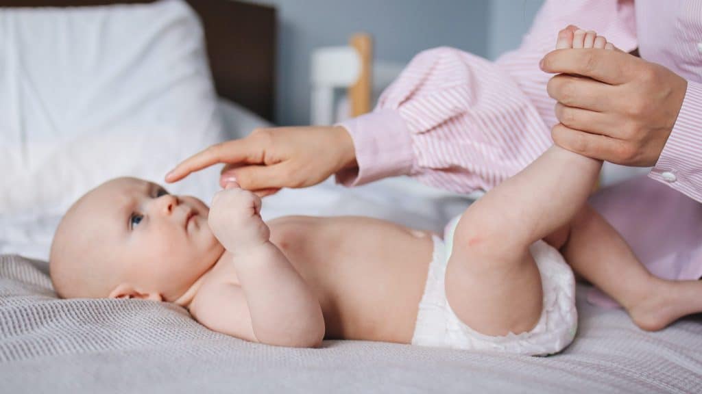 La mejor crema para la rozadura de pañal de bebé - Bebé en pañal blanco